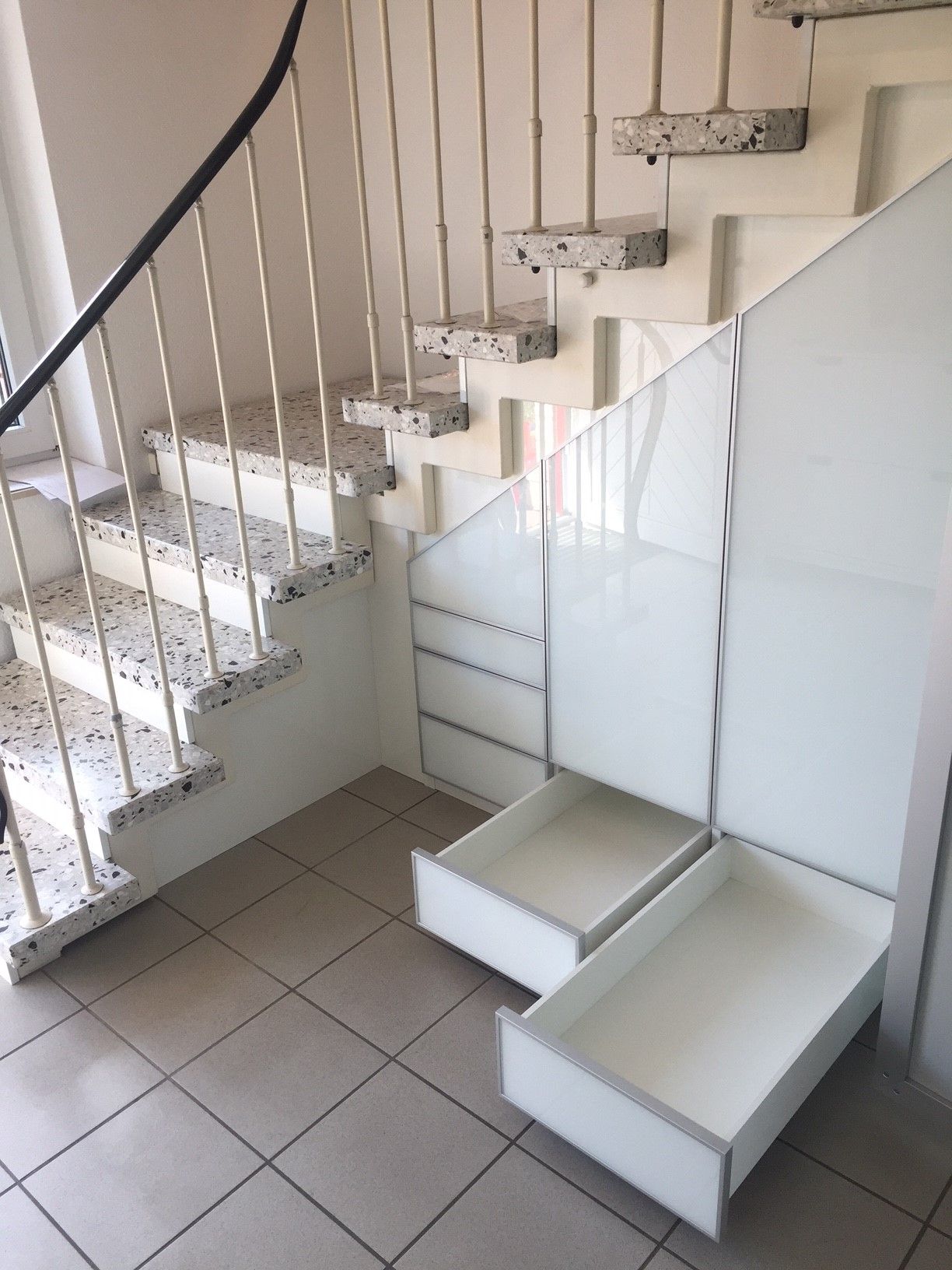 Weißer Einbauschrank unter der Treppe mit Schubladen und Türen von CABINET
